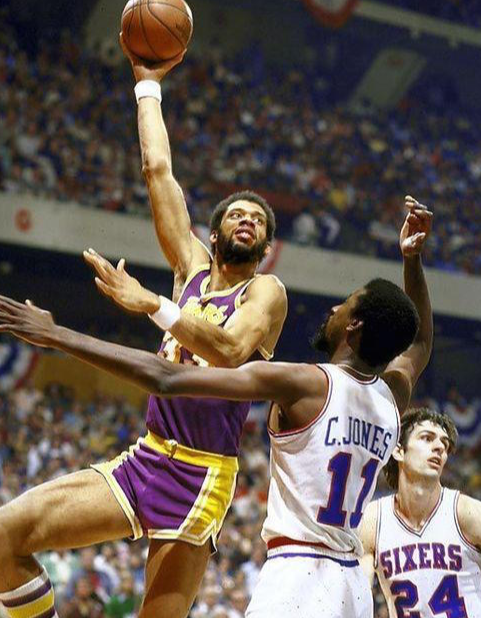 nba为什么没人用勾手(为何以前常见的勾手投篮技术，如今在NBA几乎看不到了？)