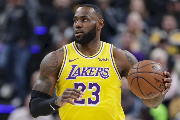 詹姆斯·詹姆斯