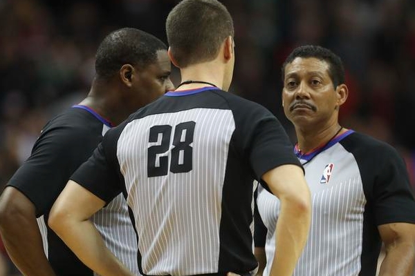 篮球比赛的裁判员